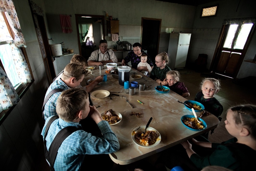 How do Mennonites, religious fanatics who deny electricity live