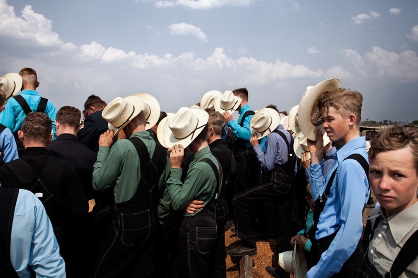 How do Mennonites, religious fanatics who deny electricity live