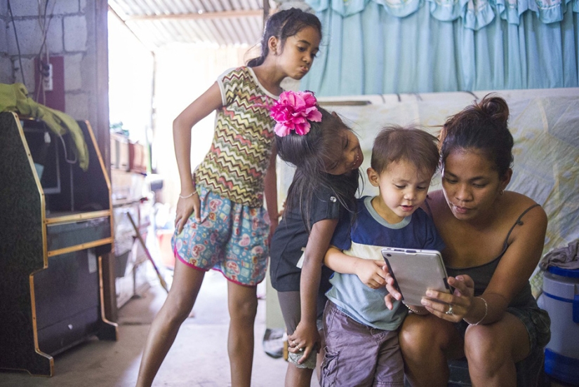 How do the children of sex tourists from the Philippines live