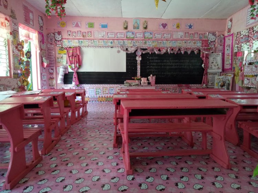 How do you like this, Snezhanna Denisovna?! Filipino teacher turned the classroom into a pink Hello Kitty paradise at her own expense