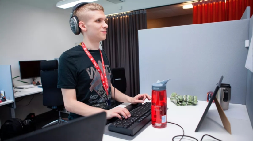How does the work of a blind programmer from Finland work?