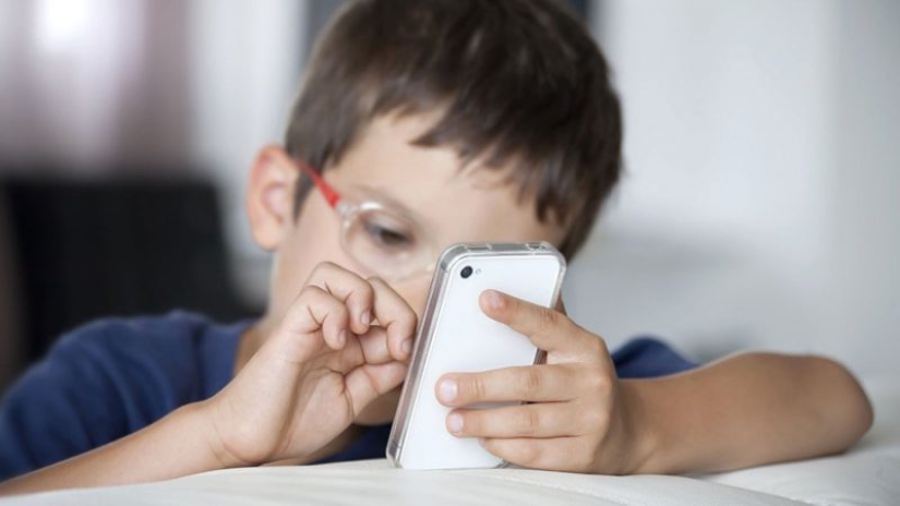 How smartphone lovers keep their eyesight