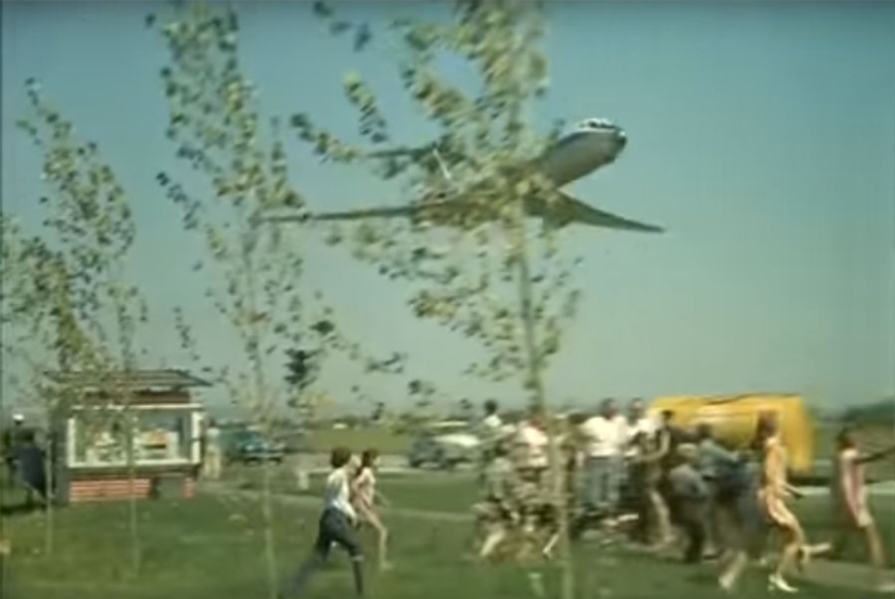 How they filmed the most dangerous stunt of landing an airplane on a highway in "The Incredible Adventures of Italians in Russia"