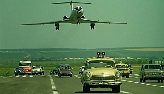 How they filmed the most dangerous stunt of landing an airplane on a highway in "The Incredible Adventures of Italians in Russia"