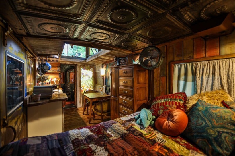 How to transform a vintage train car in a stylish and comfortable accommodation