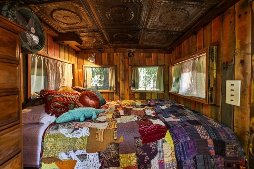 How to transform a vintage train car in a stylish and comfortable accommodation
