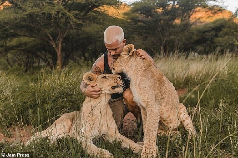 Hugging the Lions: Dean Schneider, the Swiss financier who gave up everything and went to Africa