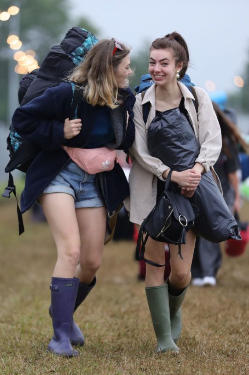 Humor de goma: Glastonbury saluda a los participantes con impermeables y una dosis asesina de alcohol