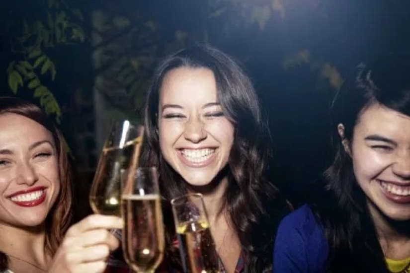 Humor festivo-sonrisa estropeada: el alcohol destruye los dientes peor que los dulces