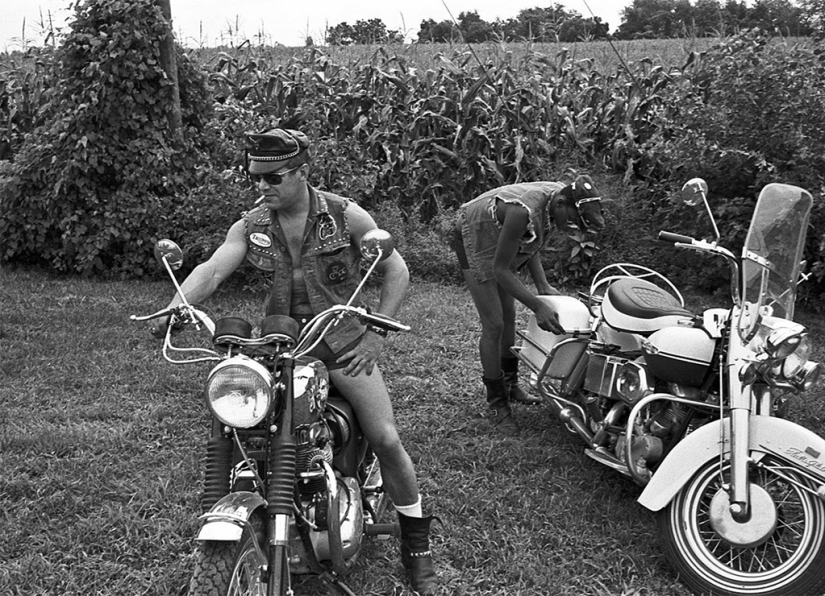 Humpback weekend: retro photos of bikers of non-traditional sexual orientation