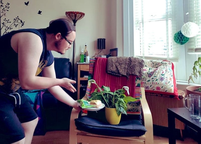 I drank with flowers and read books to them: a caring neighbor took care of indoor plants