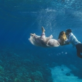 Impresionante sesión de fotos de compromiso bajo el agua