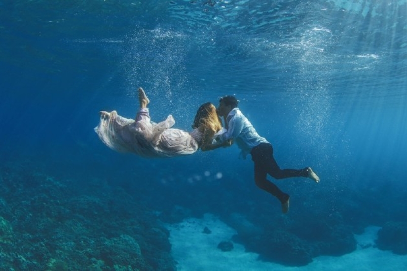 Impresionante sesión de fotos de compromiso bajo el agua