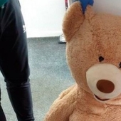 In Britain, a criminal pretended to be a toy to escape from the police