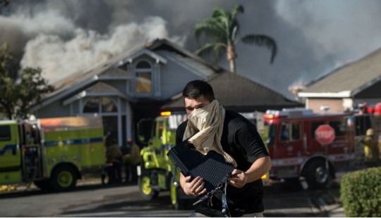 In case of fire, the first to take out the Xbox: a photo of the victim with a game console has gone viral