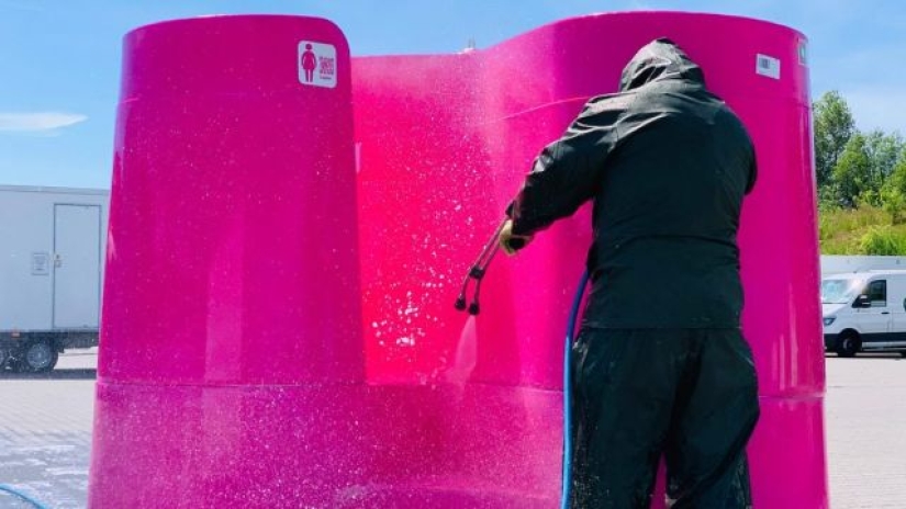 In France, open street toilets are being installed for the brave
