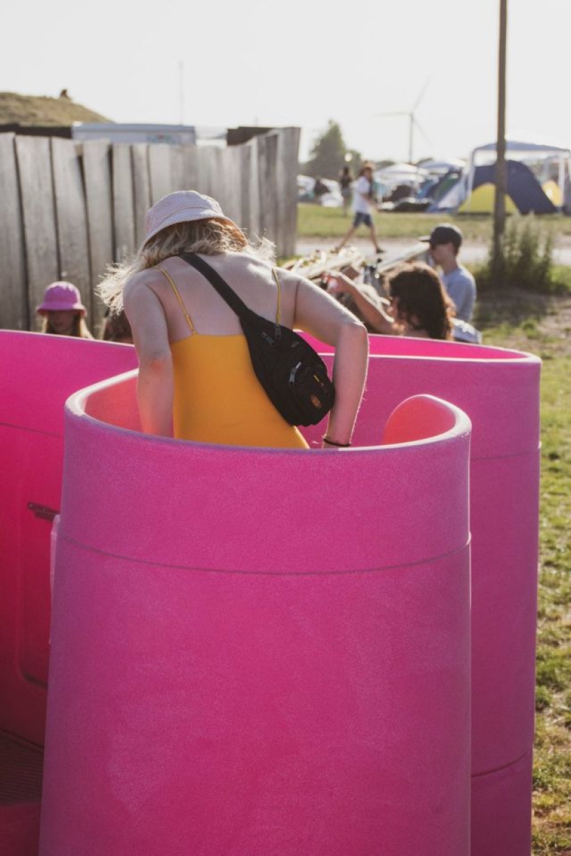 In France, open street toilets are being installed for the brave