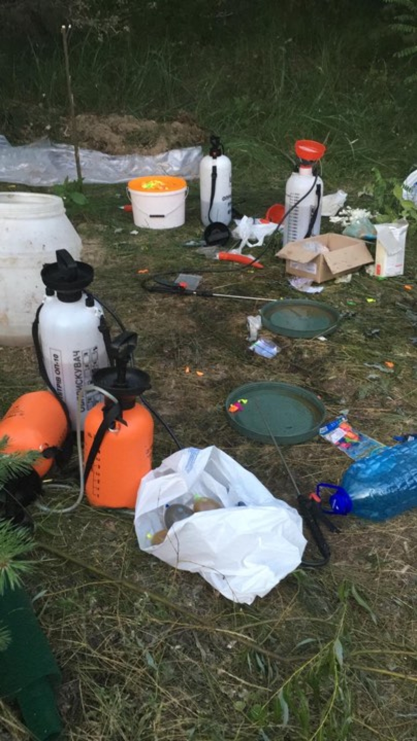 In Kiev, they wanted to throw feces at the gay parade, but the police seized "weapons"