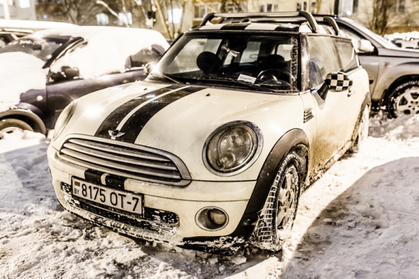 In Minsk, all MINI cars were cleared of snow at night. Who did it and why?