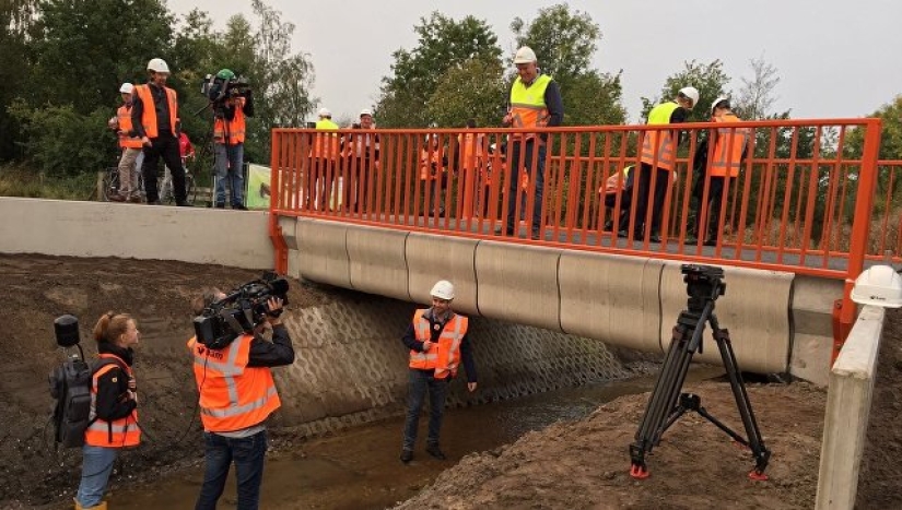 In the Netherlands, a bridge capable of supporting 40 trucks was printed on a 3D printer