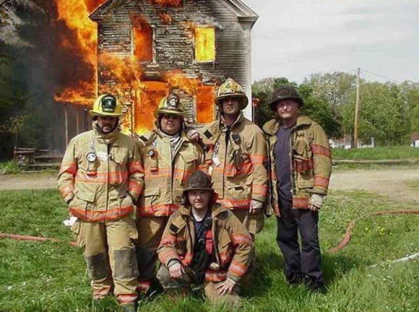In the United States, a scandal broke out over selfies of firefighters against the background of a burning house