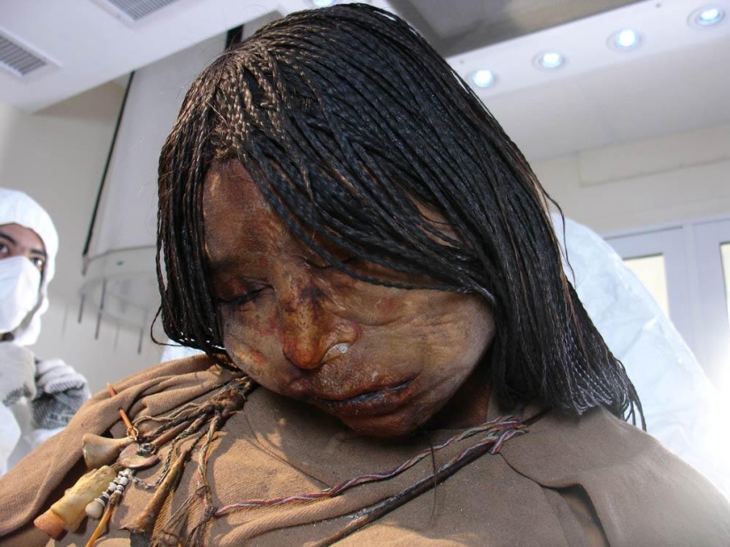 Inca mummies of sacrificed children and women