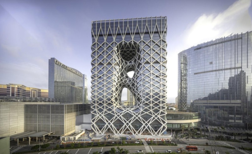 Increíble Morfeo en Macao: se ha abierto un hotel futurista con un exoesqueleto en la capital de los videojuegos