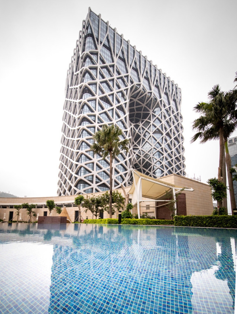 Increíble Morfeo en Macao: se ha abierto un hotel futurista con un exoesqueleto en la capital de los videojuegos