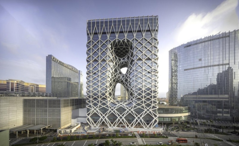 Incredible Morpheus in Macau: a futuristic hotel with an exoskeleton has been opened in the gaming capital