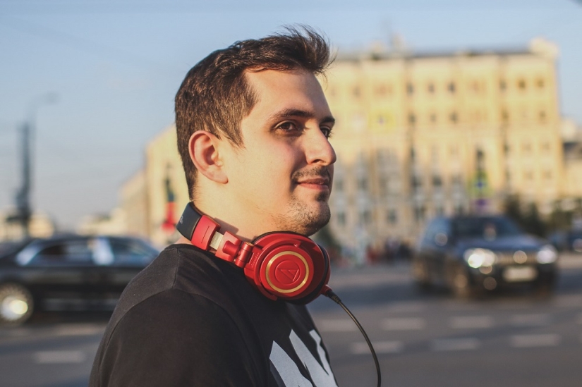 Infinity Basses: how headphones turn an ordinary person into a superhero