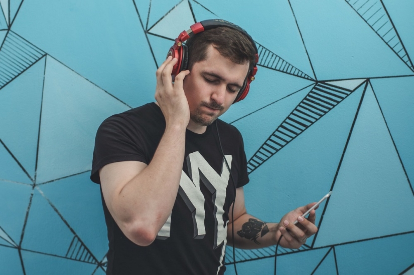 Infinity Basses: how headphones turn an ordinary person into a superhero