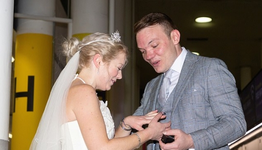 Instant Wedding: A British couple got married in Vegas on their first date