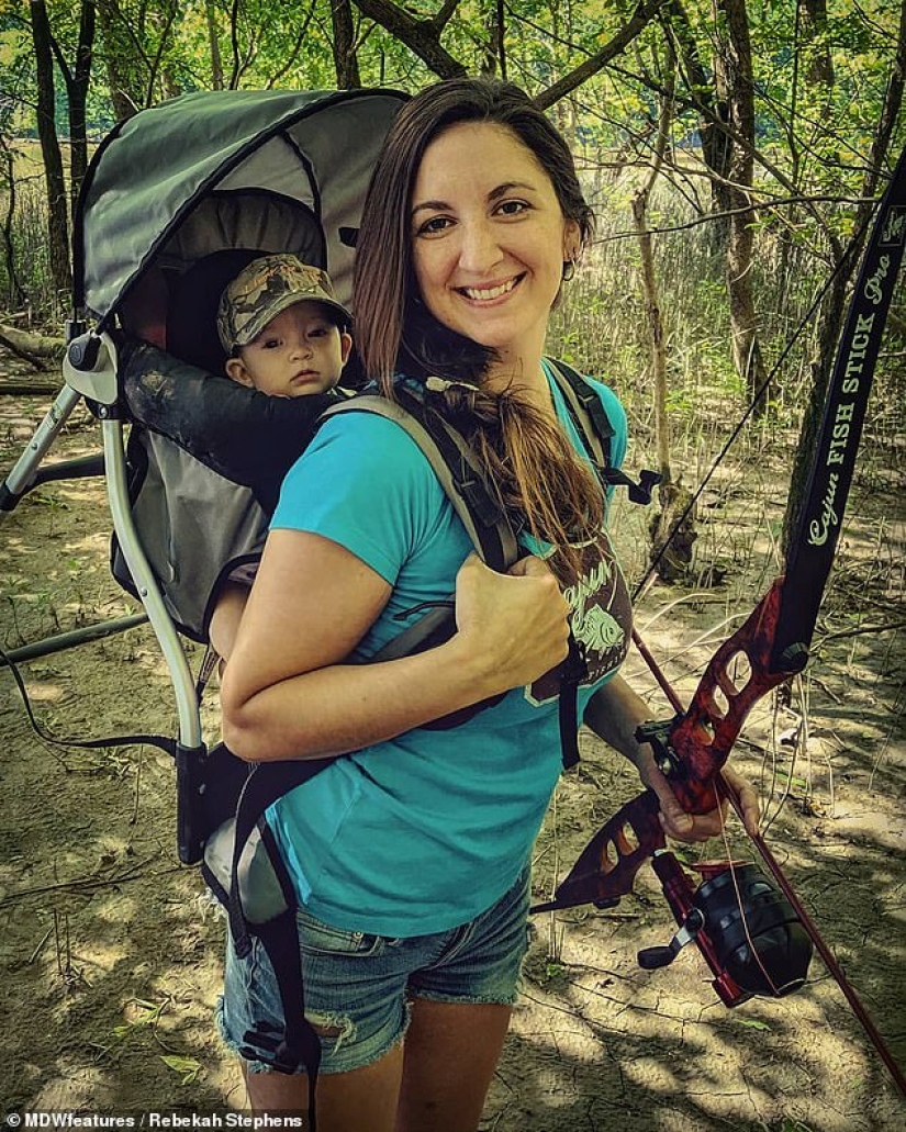Instinto básico: una madre va de caza con un bebé de 9 meses a la espalda