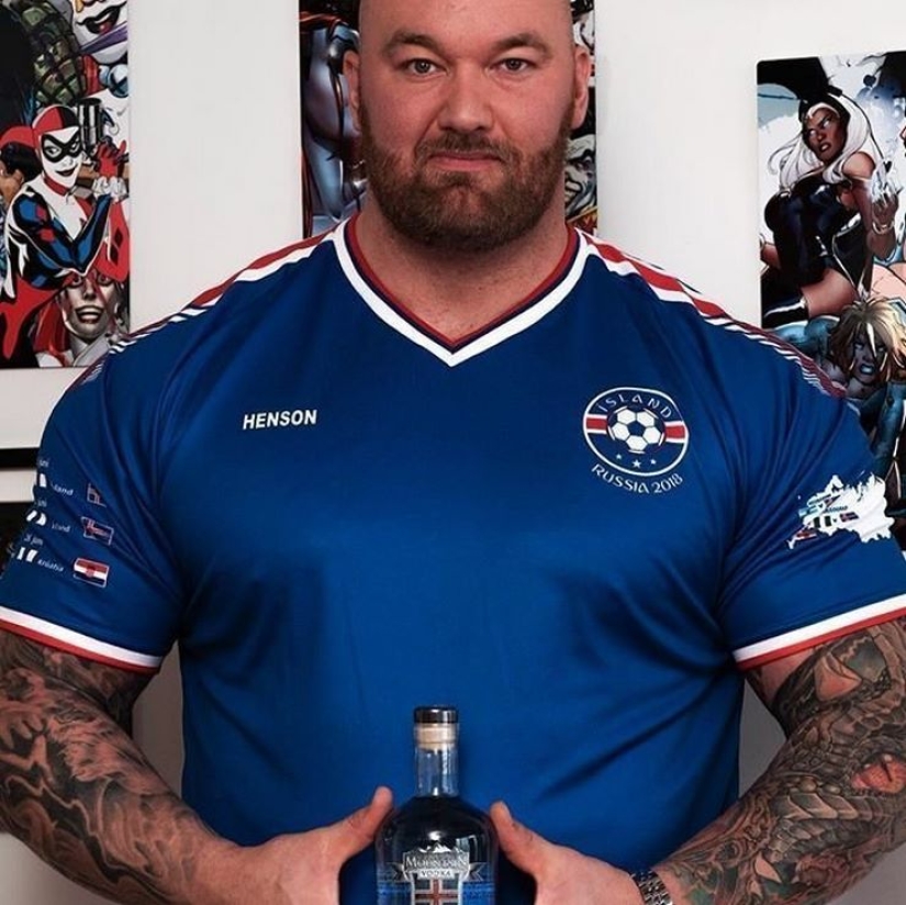 Internet trolls turned on the strongest man on the planet because of a miniature lover