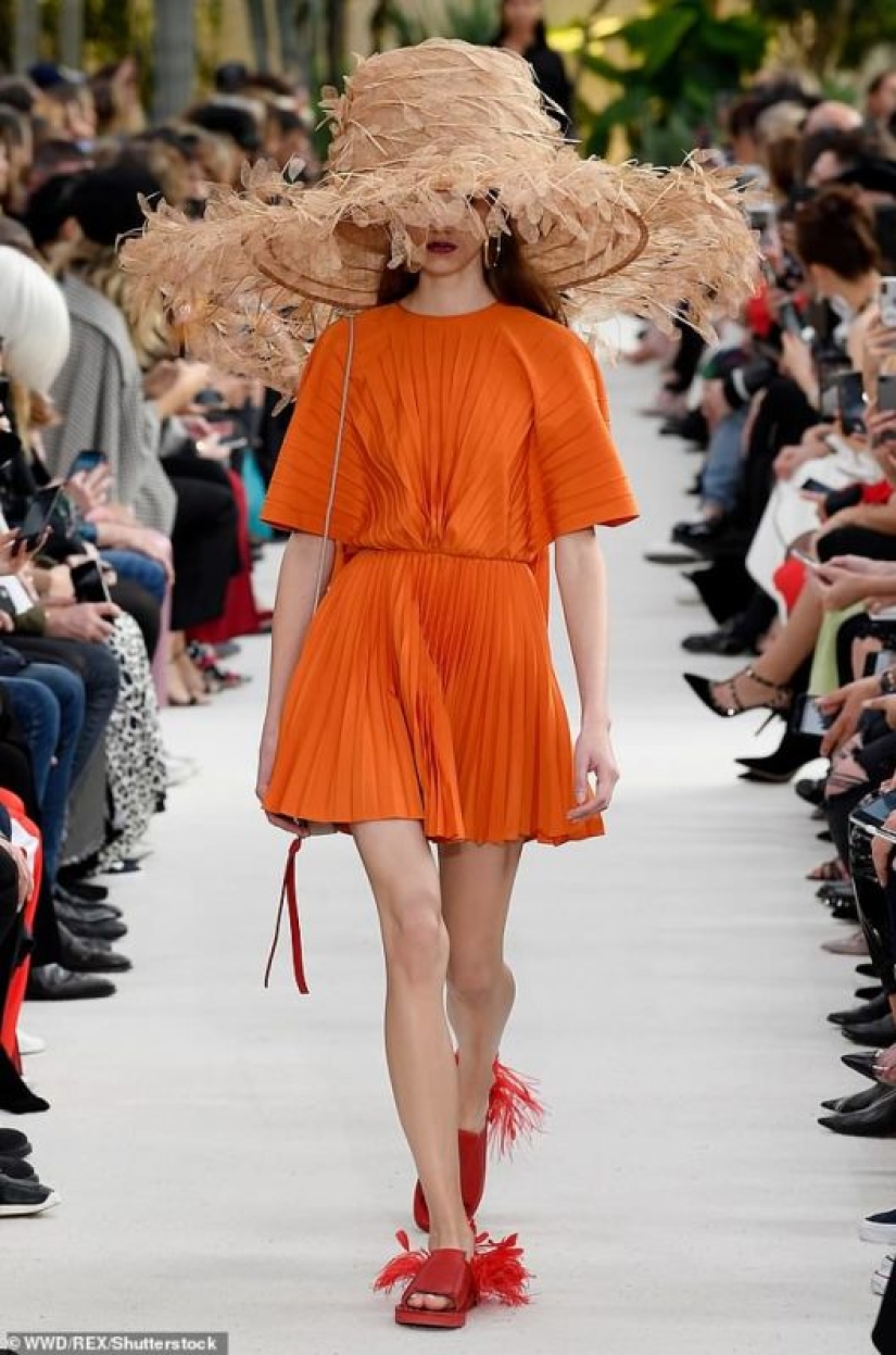 Is it too weak for you to wear such a hat? A pretentious fashion show took place in Paris