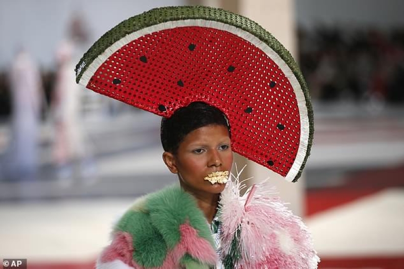 Is it too weak for you to wear such a hat? A pretentious fashion show took place in Paris