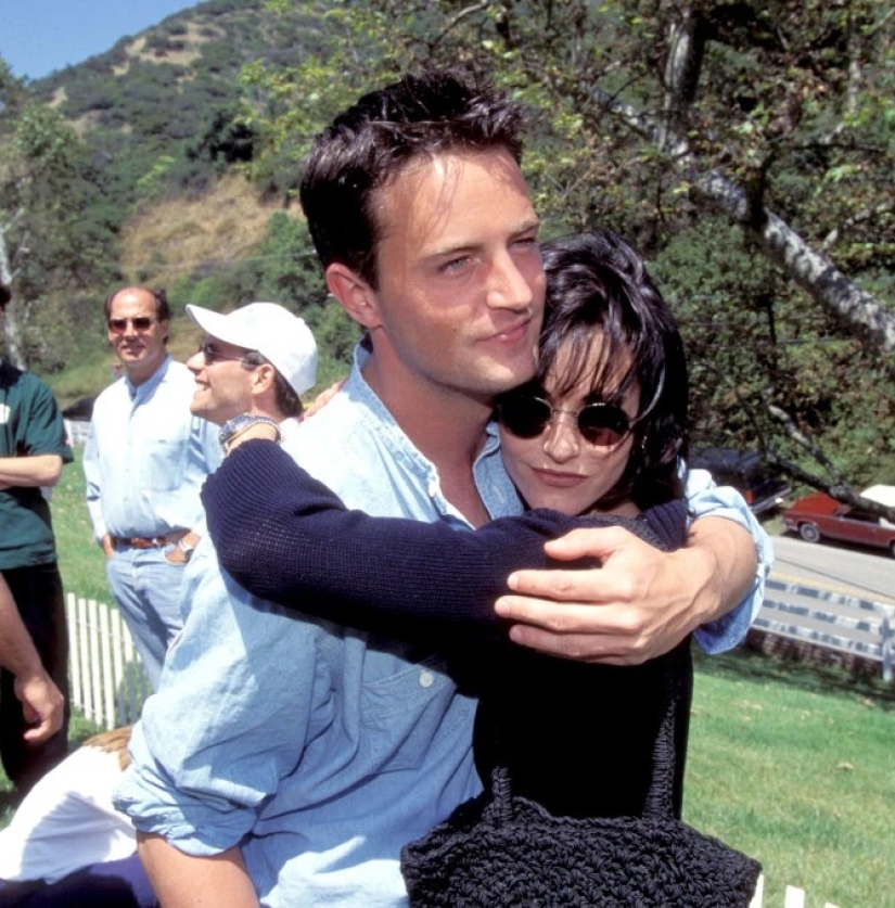 Is this love? Photos of Matthew Perry and Courteney Cox that confirm fans' guesses