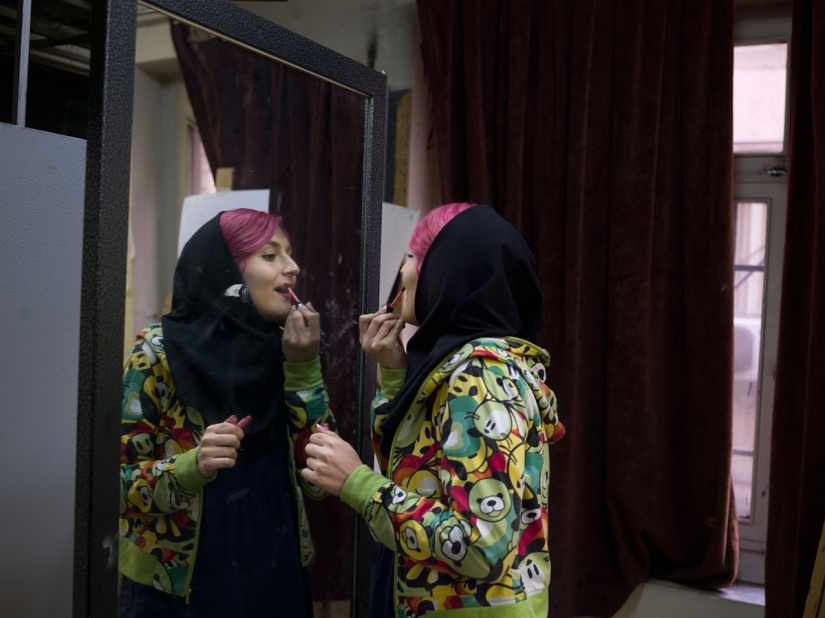 Islam, cigarrillos y Botox — la vida cotidiana de las mujeres en Irán