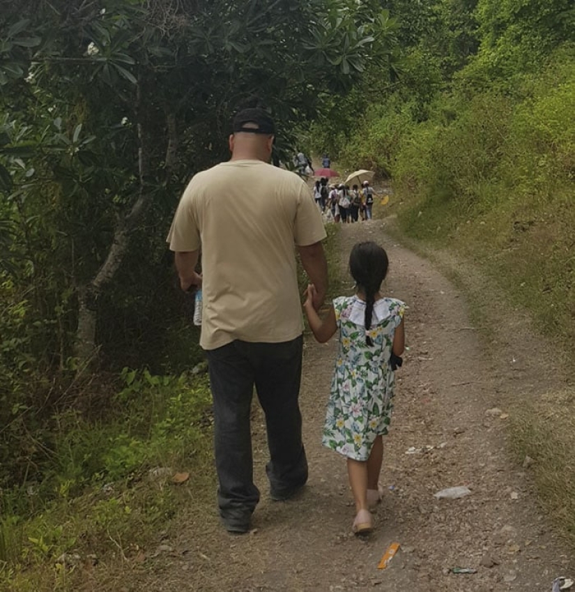 It's so touching! Filipina secretly photographed her husband and daughter for four years