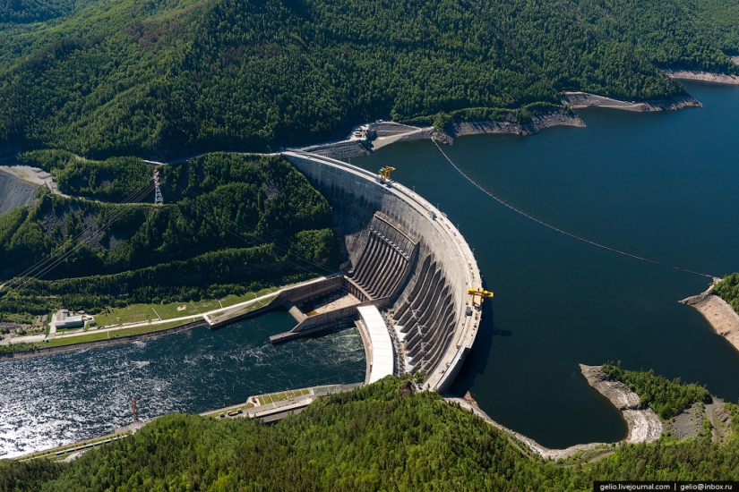 Jakasia desde una altura: Parque Natural Ergaki, Central hidroeléctrica Sayano-Shushenskaya y Abakan