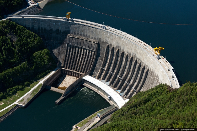 Jakasia desde una altura: Parque Natural Ergaki, Central hidroeléctrica Sayano-Shushenskaya y Abakan