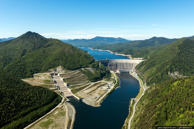 Jakasia desde una altura: Parque Natural Ergaki, Central hidroeléctrica Sayano-Shushenskaya y Abakan