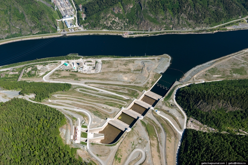 Jakasia desde una altura: Parque Natural Ergaki, Central hidroeléctrica Sayano-Shushenskaya y Abakan