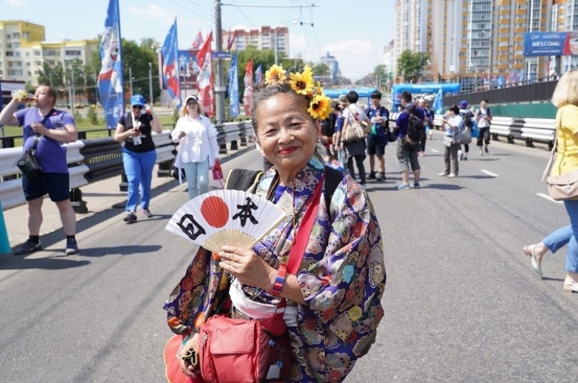 Japanese gift: a fan grandmother gave her lucky kimono to a cheerleader from Colombia after a match in Saransk