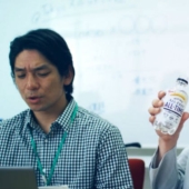 Japón ha creado una cerveza transparente que se puede beber en la oficina