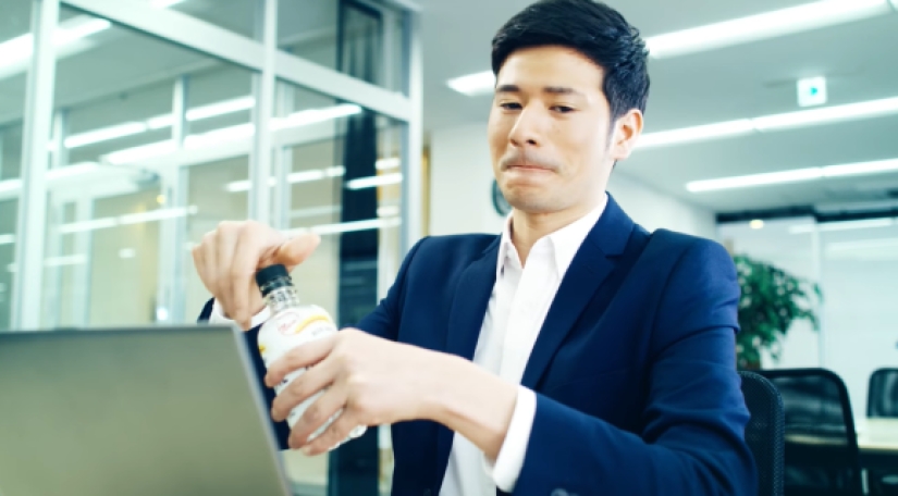 Japón ha creado una cerveza transparente que se puede beber en la oficina