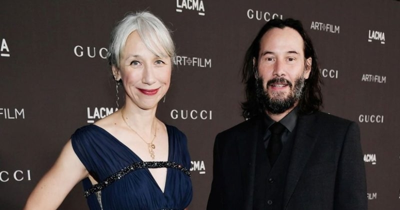 Keanu Reeves appeared in public with his girlfriend. Now it 's official