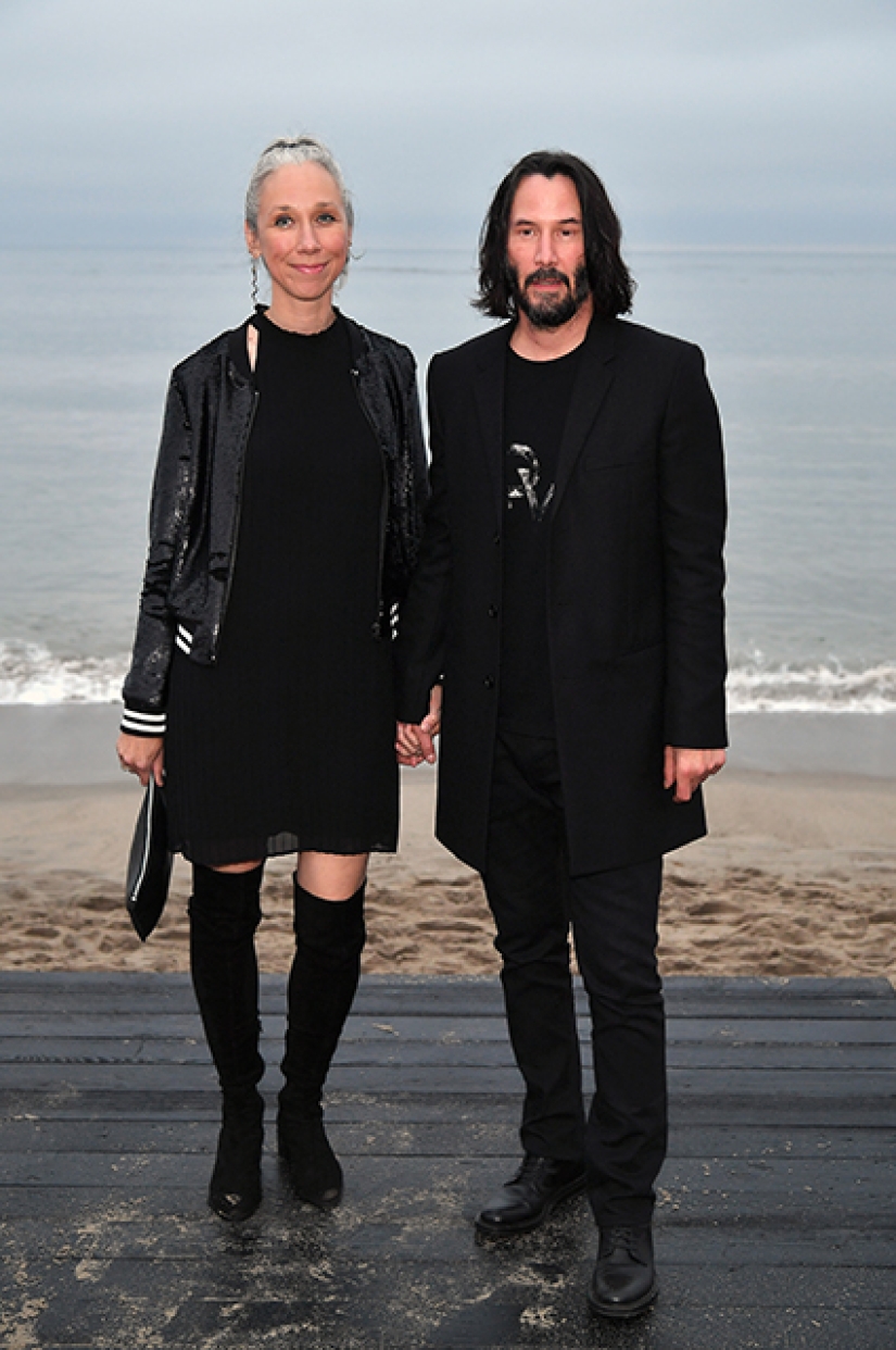 Keanu Reeves appeared in public with his girlfriend. Now it 's official
