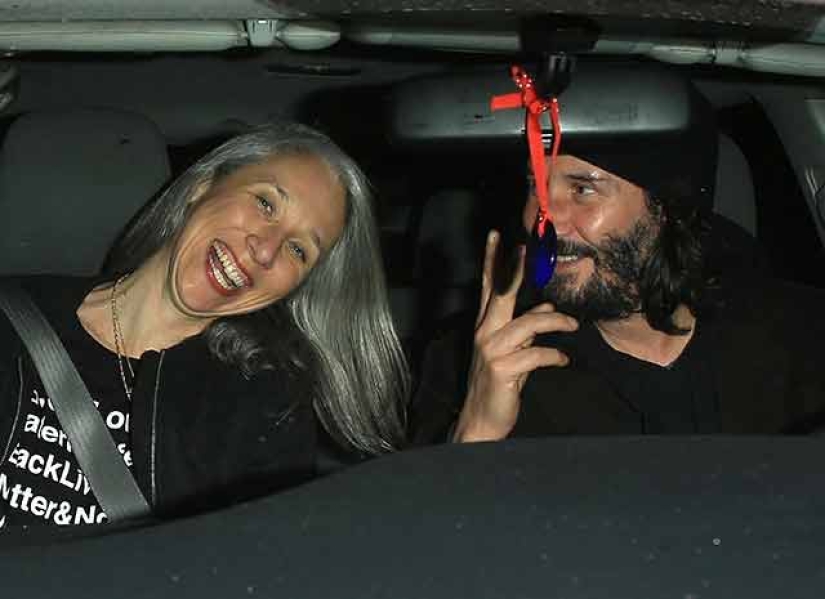 Keanu Reeves finalmente consiguió novia, pero de inmediato la llamaron "rara"