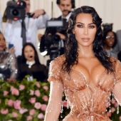 Kim Kardashian reveló el secreto del famoso vestido "mojado", y lo que escuchó causó conmoción entre los fanáticos